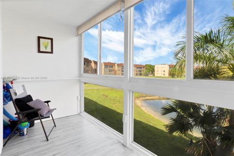Condo in Sunrise, Florida, 2 bedrooms  № 1870032 - photo 22