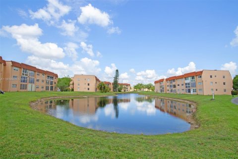 Condo in Sunrise, Florida, 2 bedrooms  № 1870032 - photo 25