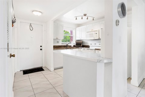 Condo in Sunrise, Florida, 2 bedrooms  № 1870032 - photo 10