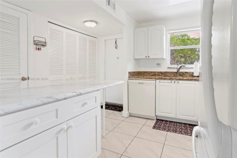 Condo in Sunrise, Florida, 2 bedrooms  № 1870032 - photo 7