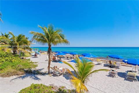 Condo in Hallandale Beach, Florida, 2 bedrooms  № 2292197