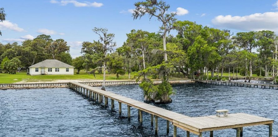Villa ou maison à Crescent City, Floride 3 chambres, 171.87 m2 № 2233333