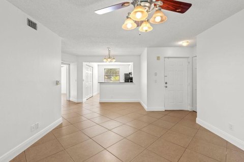 Condo in Coral Springs, Florida, 2 bedrooms  № 2086883 - photo 13