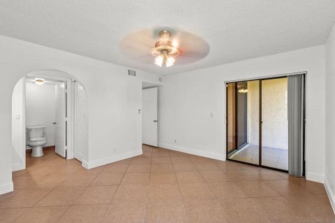 Condo in Coral Springs, Florida, 2 bedrooms  № 2086883 - photo 16