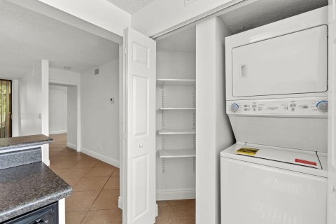 Condo in Coral Springs, Florida, 2 bedrooms  № 2086883 - photo 19