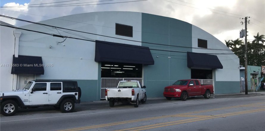 Commercial property in Miami, Florida № 2077201
