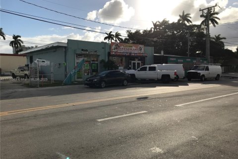 Commercial property in Miami, Florida № 2077201 - photo 15