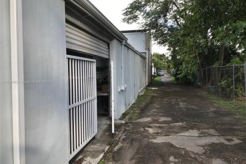 Commercial property in Miami, Florida № 2077201 - photo 11
