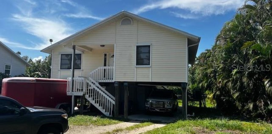 House in Bokeelia, Florida 2 bedrooms, 118.17 sq.m. № 1831651