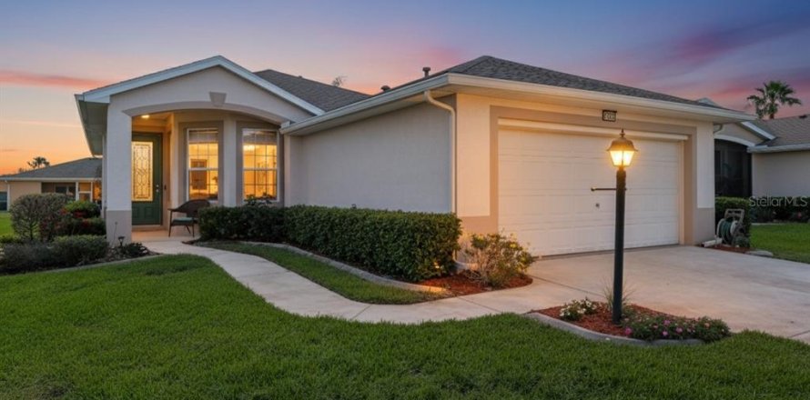 House in Leesburg, Florida 3 bedrooms, 137.31 sq.m. № 1900744