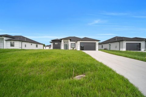 House in Lehigh Acres, Florida 4 bedrooms, 161.19 sq.m. № 2277127