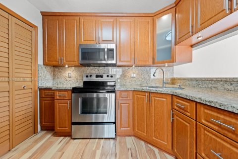 Villa ou maison à vendre à Hialeah, Floride: 3 chambres, 156.26 m2 № 1798862 - photo 2