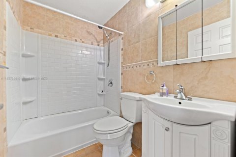 Villa ou maison à vendre à Hialeah, Floride: 3 chambres, 156.26 m2 № 1798862 - photo 15