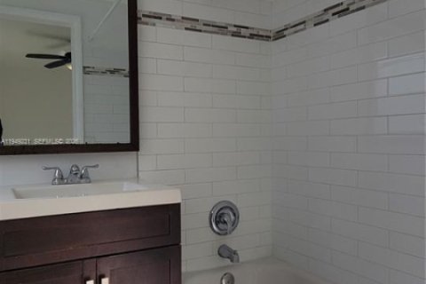 Снять в аренду квартиру в Майами, Флорида 1 спальня, 55.74м2, № 2005106 - фото 12