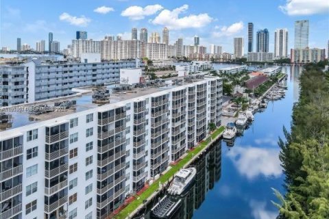 Condo in North Miami Beach, Florida, 1 bedroom  № 2090582