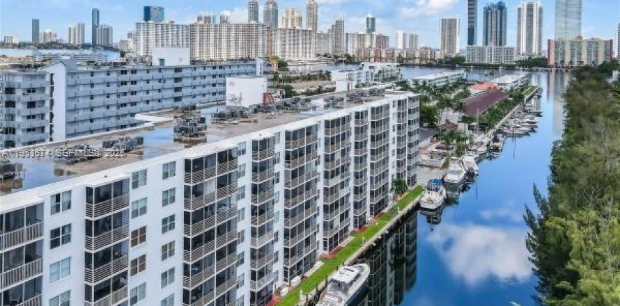 Condo in North Miami Beach, Florida, 1 bedroom № 2090582
