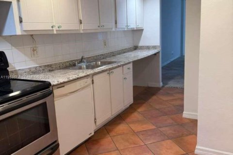 Condo in North Miami Beach, Florida, 1 bedroom № 2090582 - photo 6