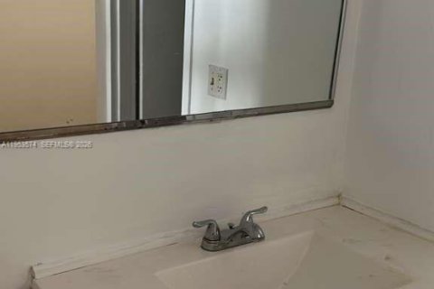 Condo in North Miami Beach, Florida, 1 bedroom № 2090582 - photo 15