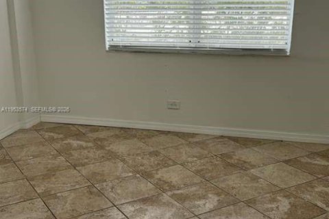 Condo in North Miami Beach, Florida, 1 bedroom № 2090582 - photo 16