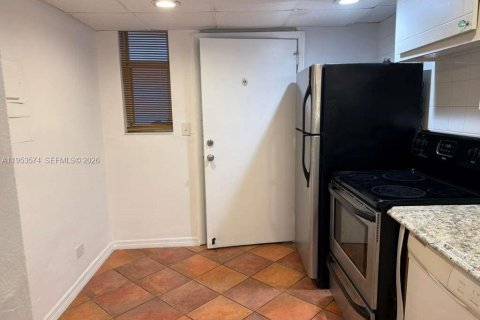 Condo in North Miami Beach, Florida, 1 bedroom № 2090582 - photo 4