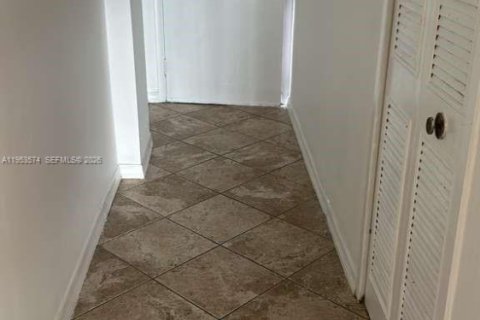 Condo in North Miami Beach, Florida, 1 bedroom № 2090582 - photo 7
