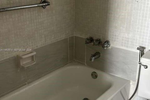 Condo in North Miami Beach, Florida, 1 bedroom № 2090582 - photo 14
