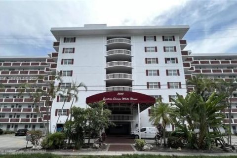Condo in North Miami Beach, Florida, 1 bedroom № 2090582 - photo 2