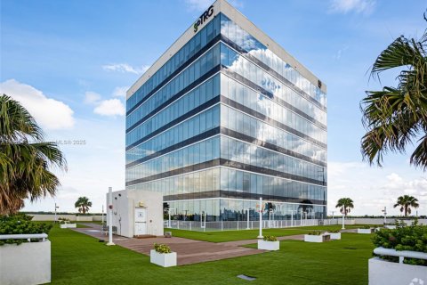 Commercial property in Aventura, Florida № 1836781 - photo 1