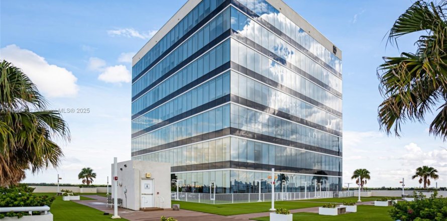 Commercial property in Aventura, Florida № 1836781