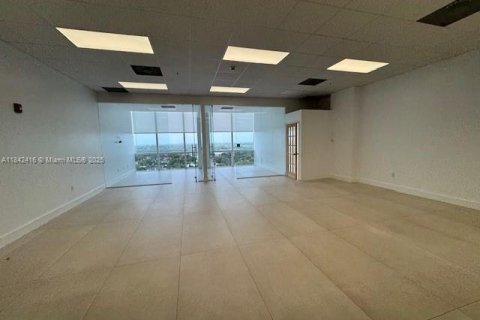 Commercial property in Aventura, Florida № 1836781 - photo 12