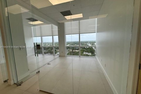 Commercial property in Aventura, Florida № 1836781 - photo 16