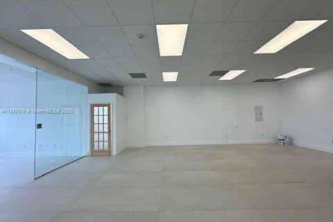 Commercial property in Aventura, Florida № 1836781 - photo 11