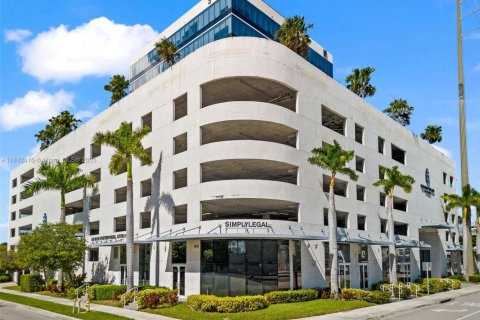 Commercial property in Aventura, Florida № 1836781 - photo 2