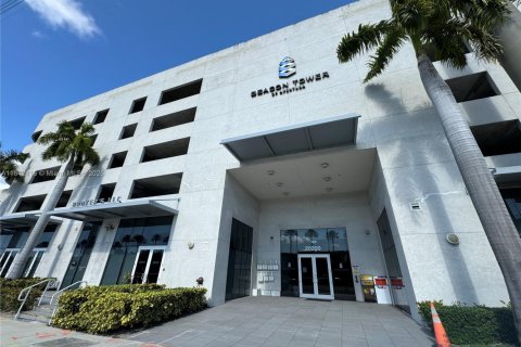 Commercial property in Aventura, Florida № 1836781 - photo 4