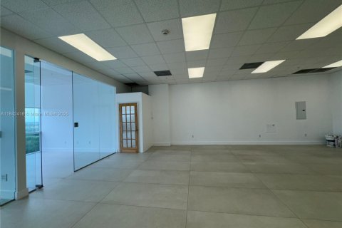 Commercial property in Aventura, Florida № 1836781 - photo 15