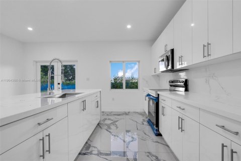 Touwnhouse à louer à Miami, Floride: 4 chambres, 152.73 m2 № 1966265 - photo 12