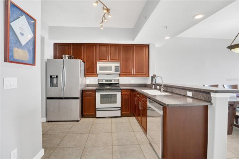 Condo in Orlando, Florida, 3 bedrooms  № 2198599 - photo 9