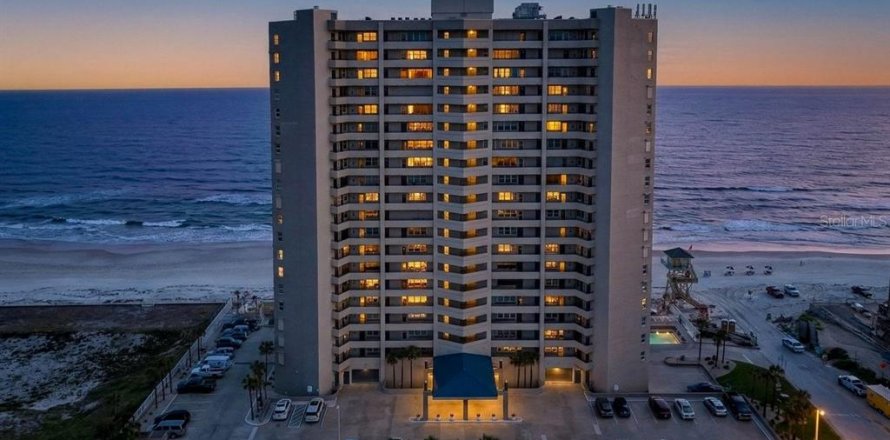 Condo à Daytona Beach, Floride, 3 chambres  № 2124806