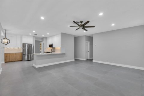 House in Weston, Florida 5 bedrooms, 273.23 sq.m. № 2086687 - photo 5