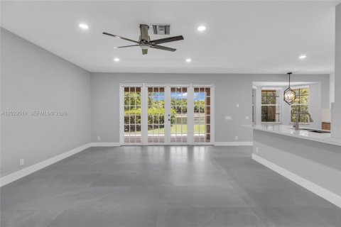 House in Weston, Florida 5 bedrooms, 273.23 sq.m. № 2086687 - photo 12