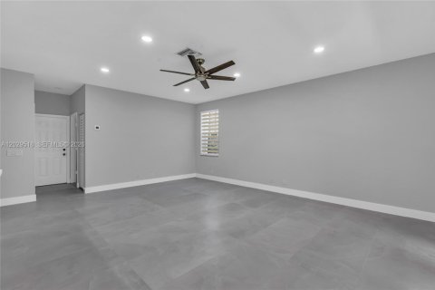 House in Weston, Florida 5 bedrooms, 273.23 sq.m. № 2086687 - photo 11