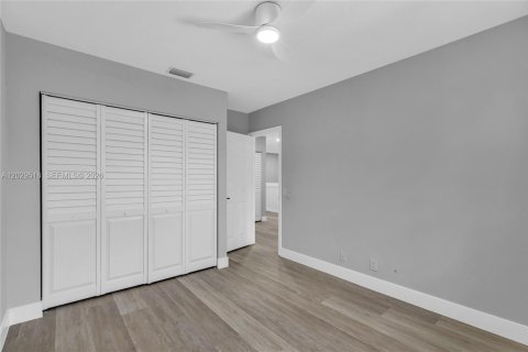 House in Weston, Florida 5 bedrooms, 273.23 sq.m. № 2086687 - photo 20