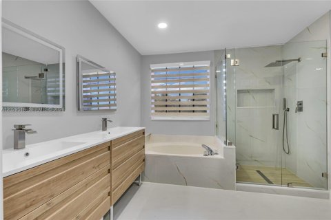House in Weston, Florida 5 bedrooms, 273.23 sq.m. № 2086687 - photo 25