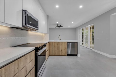 House in Weston, Florida 5 bedrooms, 273.23 sq.m. № 2086687 - photo 7