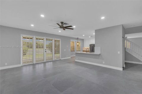 House in Weston, Florida 5 bedrooms, 273.23 sq.m. № 2086687 - photo 4