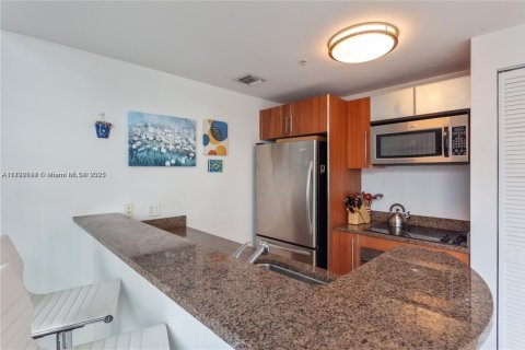 Condo in Miami, Florida, 1 bedroom  № 1874517 - photo 10
