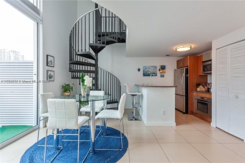 Condo in Miami, Florida, 1 bedroom  № 1874517 - photo 3