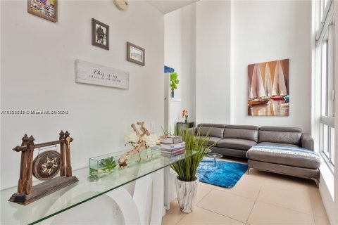 Condo in Miami, Florida, 1 bedroom  № 1874517 - photo 4