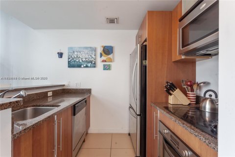 Condo in Miami, Florida, 1 bedroom  № 1874517 - photo 9