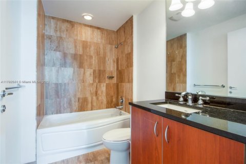 Condo in Miami, Florida, 1 bedroom  № 1874517 - photo 11